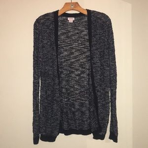 Knitted cardigan.
